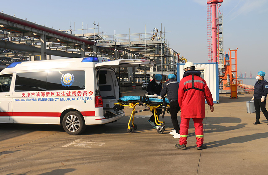 救援人員將落水人員送上救護車。天津海事局供圖