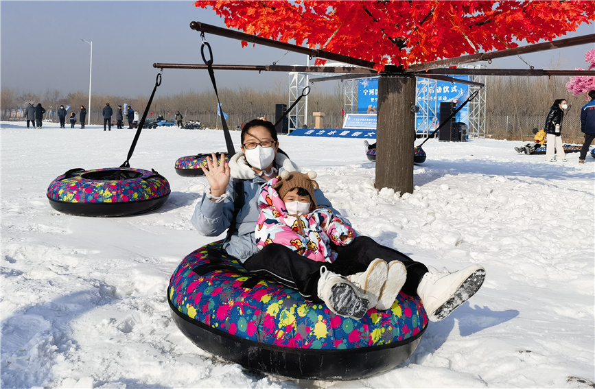 市民在“四季乐园·冰雪世界”游玩。宁河区融媒体中心供图