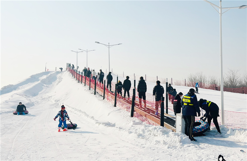 市民在“四季乐园·冰雪世界”游玩。宁河区融媒体中心供图