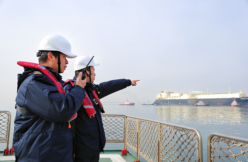 執法人員現場守護船舶靠泊。天津海事局供圖