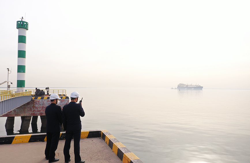 执法人员现场守护船舶靠泊。天津海事局供图