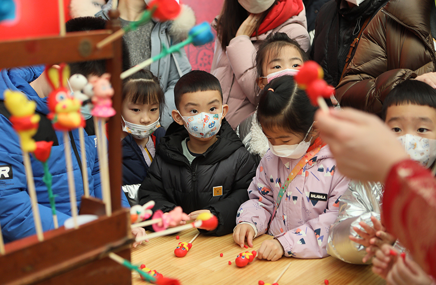 小朋友認真觀看面人制作技藝。天津市少年兒童活動中心供圖