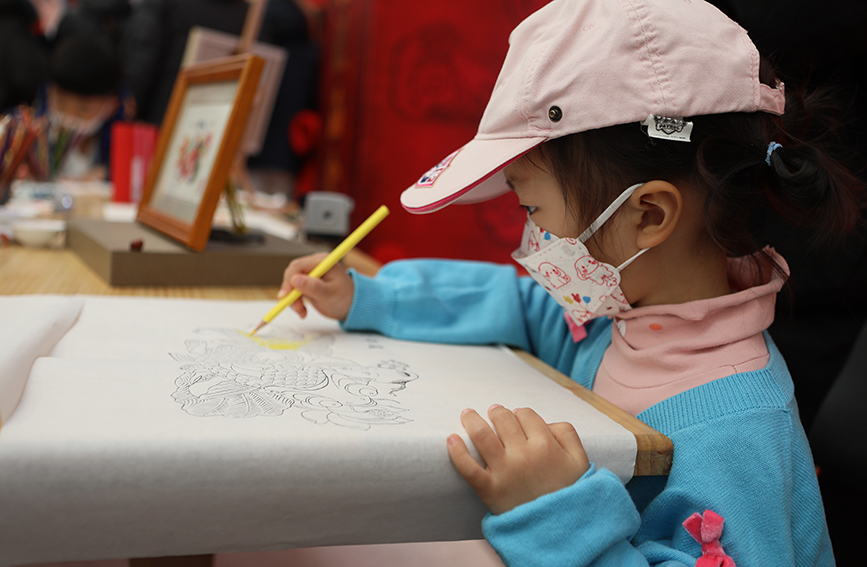 小朋友手繪年畫。天津市少年兒童活動中心供圖