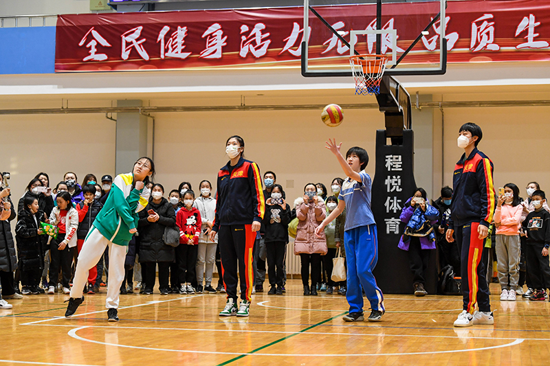 天津女排队员对河西排球爱好者进行了技术指导。河西区融媒体中心供图