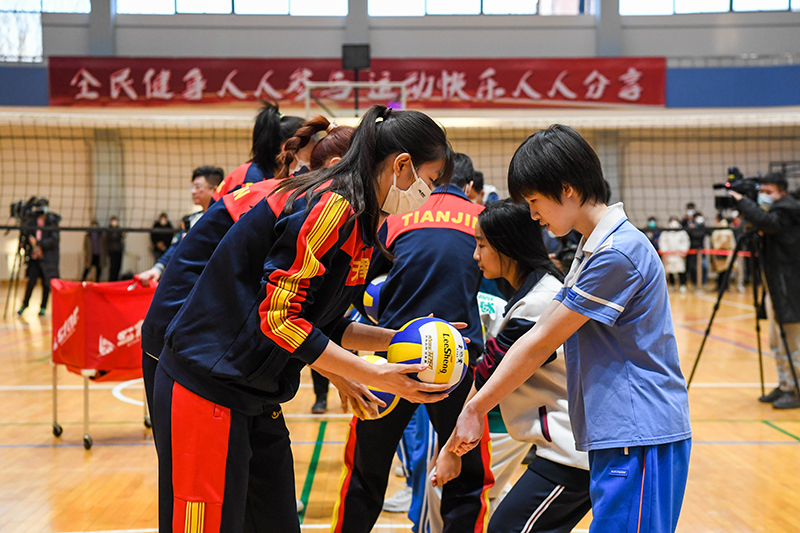 天津女排队员对河西排球爱好者进行了技术指导。河西区融媒体中心供图