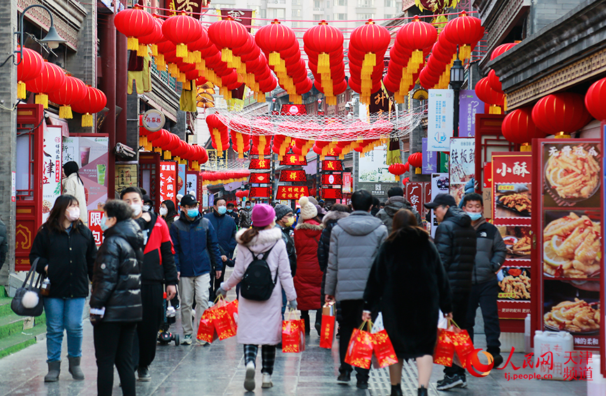 天津古文化街张灯结彩，游人如织。人民网 陶建摄