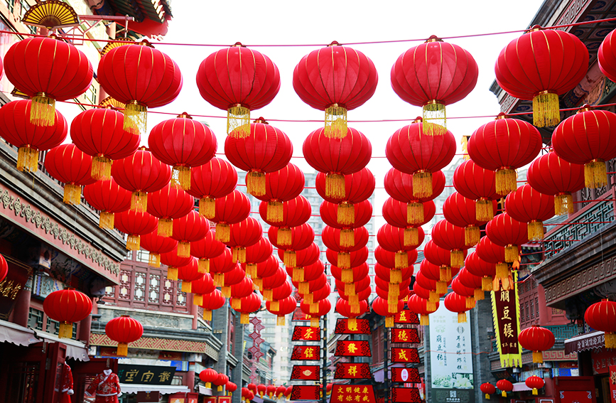 天津古文化街张灯结彩。人民网 陶建摄
