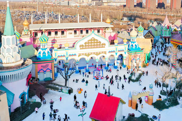 游客暢玩冰雪嘉年華。天津歡樂谷供圖