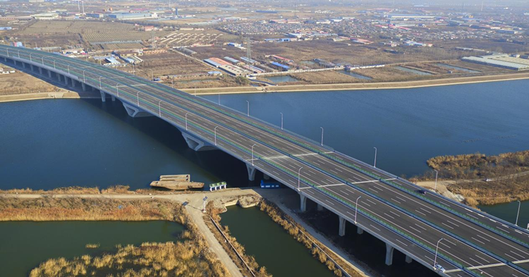 由中建六局建設的薊汕高速公路海河特大橋，獲得中國建設工程“魯班獎”等諸多榮譽。    中建六局供圖