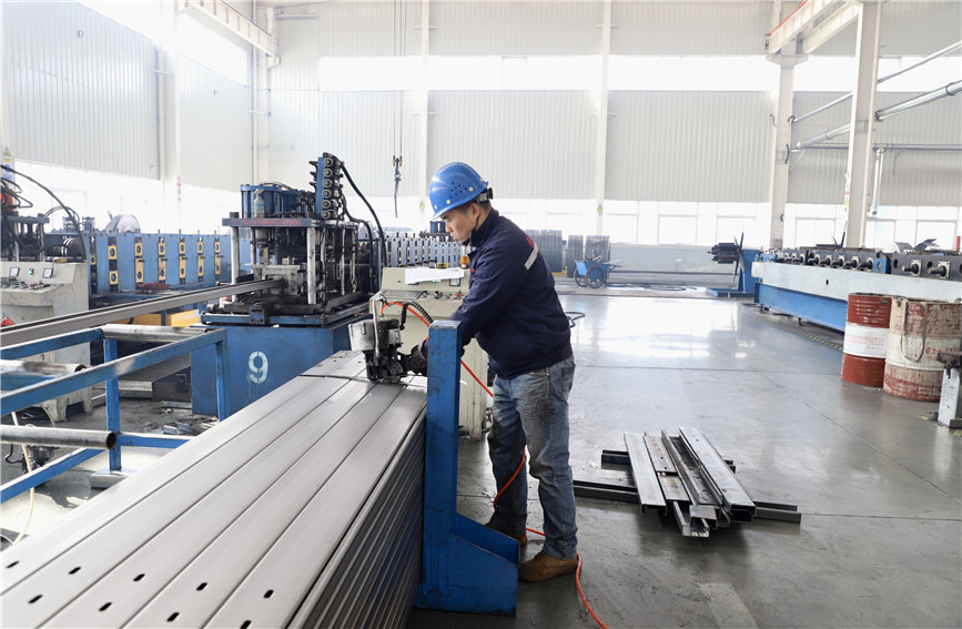 在天津市瑞丰达金属制品有限公司车间，工人们正在打包已经轧型的产品。静海融媒供图