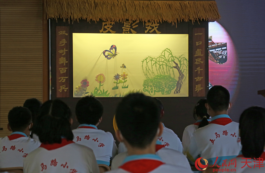 学生们观看少年宫老师表演的皮影戏《森林狂欢节》。人民网 崔新耀摄