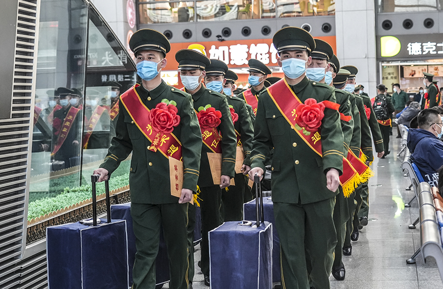 退伍老兵整齊列隊來到天津西站。趙岩攝