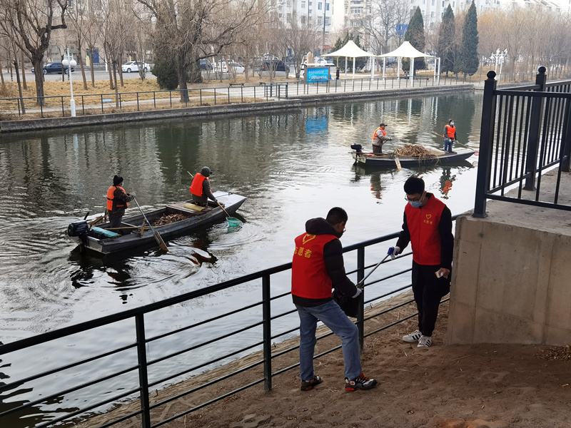 志愿者在复兴河绿道公园开展保护环境、河道清整活动。天津市委市级机关工委供图