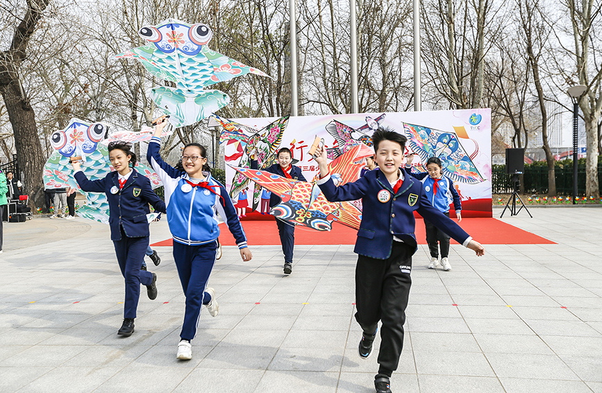 孩子們放飛風箏。天津市少年兒童活動中心供圖