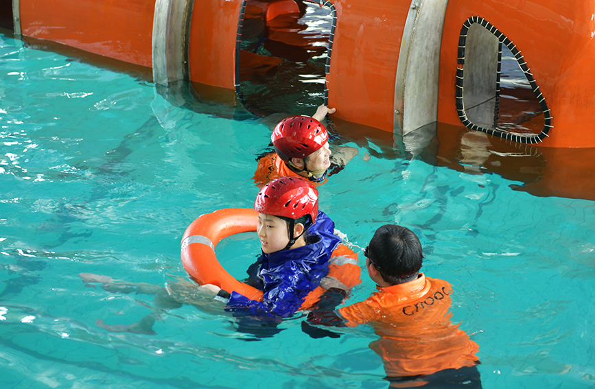 天津面向中小学生开展水上逃生演练现场。天津海事局供图