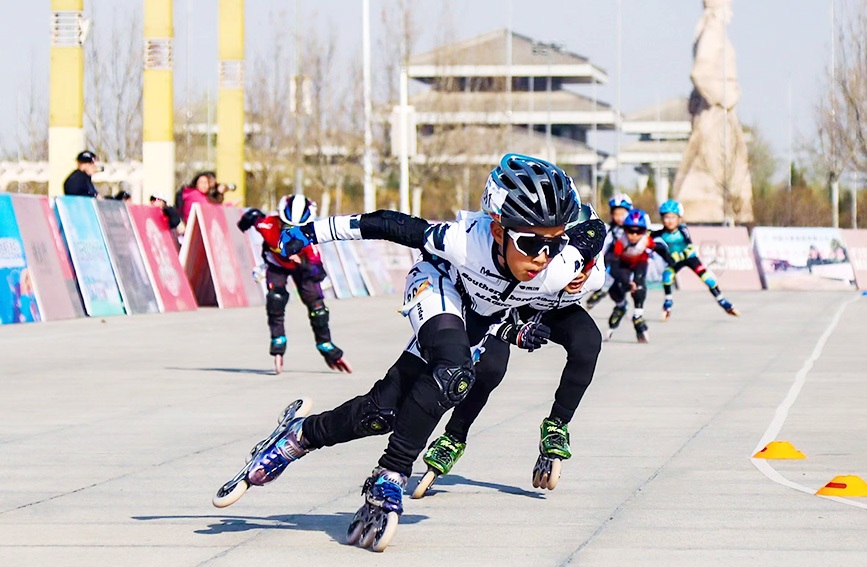 參賽的輪滑青少年上演“速度與激情” 。主辦方供圖