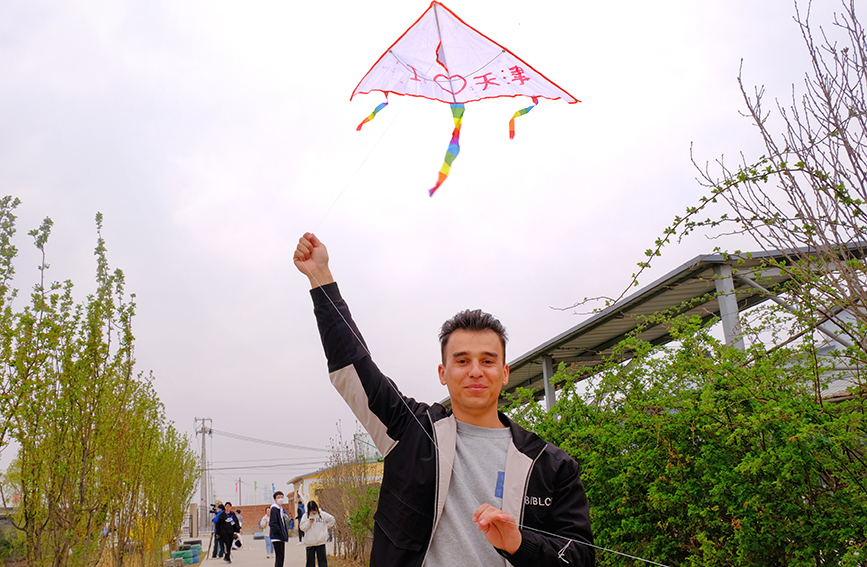 留學生放飛自制的風箏。天津外國語大學供圖 