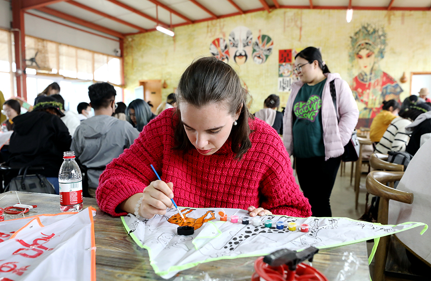留学生体验制作风筝。天津外国语大学供图 