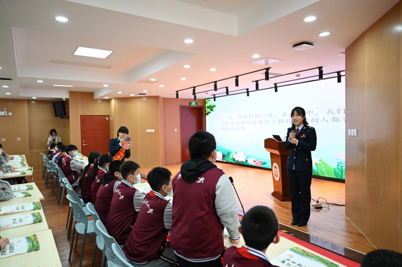 “趣味問答”互動環節中，孩子們積極踴躍地舉手回答問題。天津市稅務局第二稽查局供圖