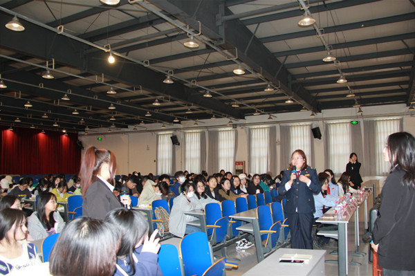 稅務干部與在大學生開展互動問答。天津市稅務局第二稽查局供圖