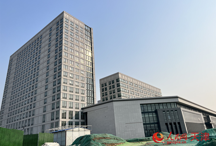 位于静海区的北京协和医学院天津医院（一期）项目气势恢宏，室内外工程已于近日基本完工。    人民网 孙翼飞摄