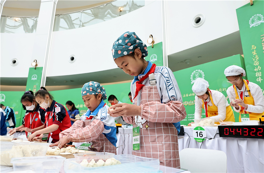 學生參與包餃子項目比拼。劉東岳攝
