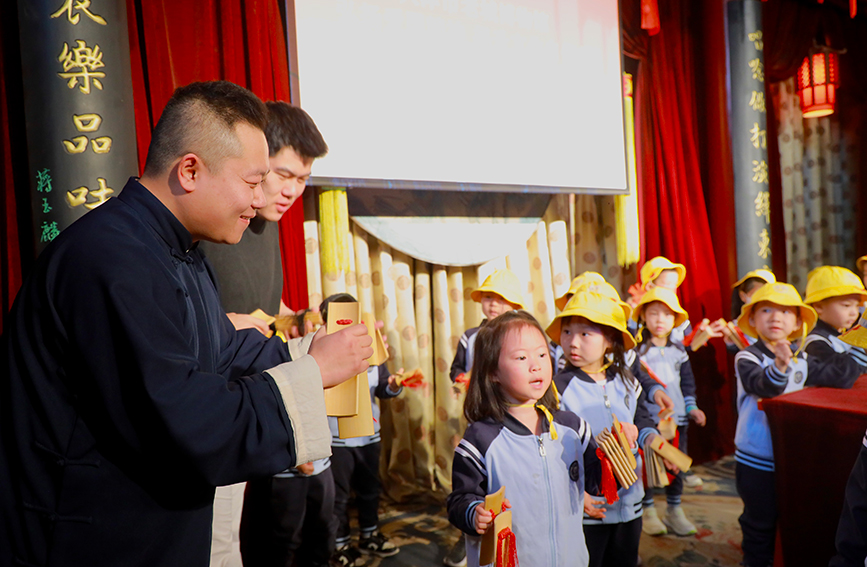小朋友們在相聲演員的指導下有模有樣地學起了打快板。天津市南開區融媒體中心供圖