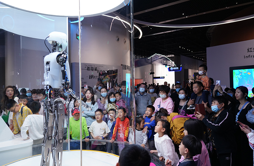 游客觀看機器人表演。濱海科技館供圖