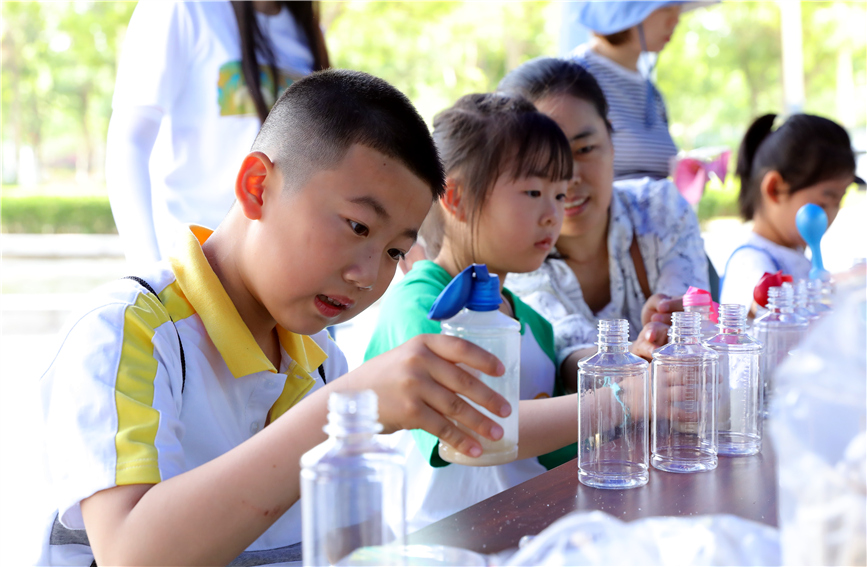 青少年在實驗中探尋科學奧秘。天津工業生物所供圖