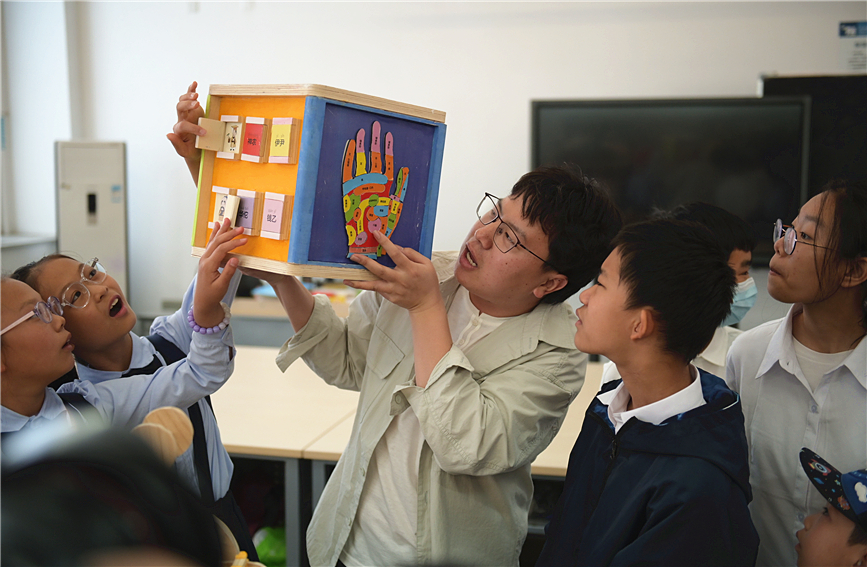 孩子們參觀天津理工大學聾人工學院。天津市“小海豚”聽障兒童合唱團供圖 