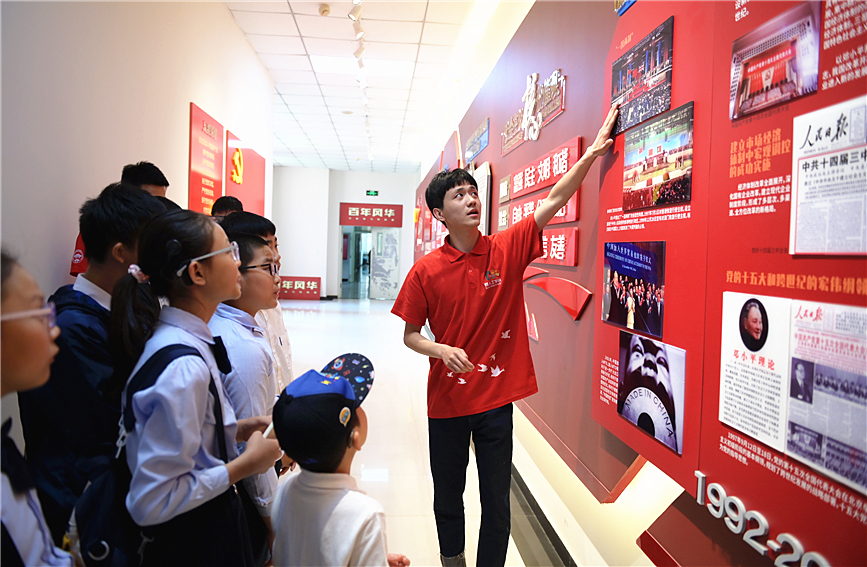 孩子們參觀天津理工大學百年風華黨史展。天津市“小海豚”聽障兒童合唱團供圖 