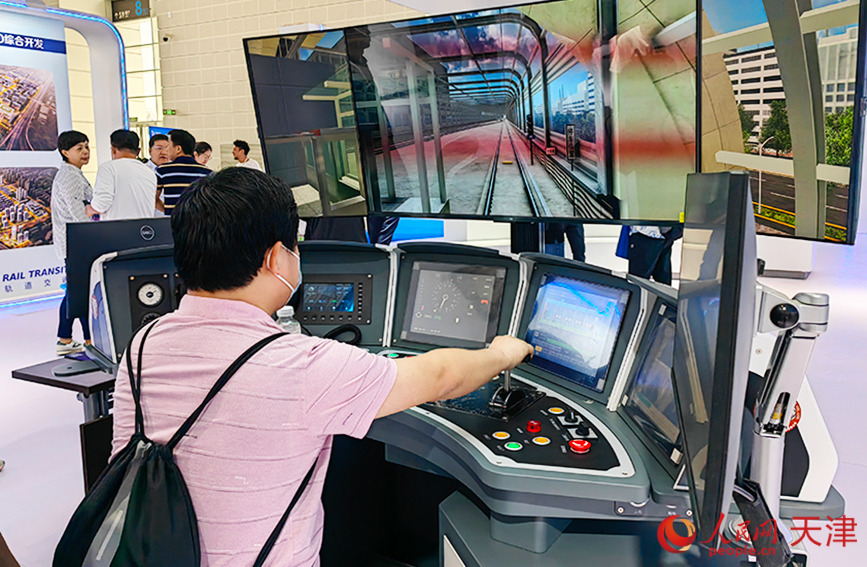 市民体验地铁司机模拟驾驶器。人民网记者 崔新耀摄