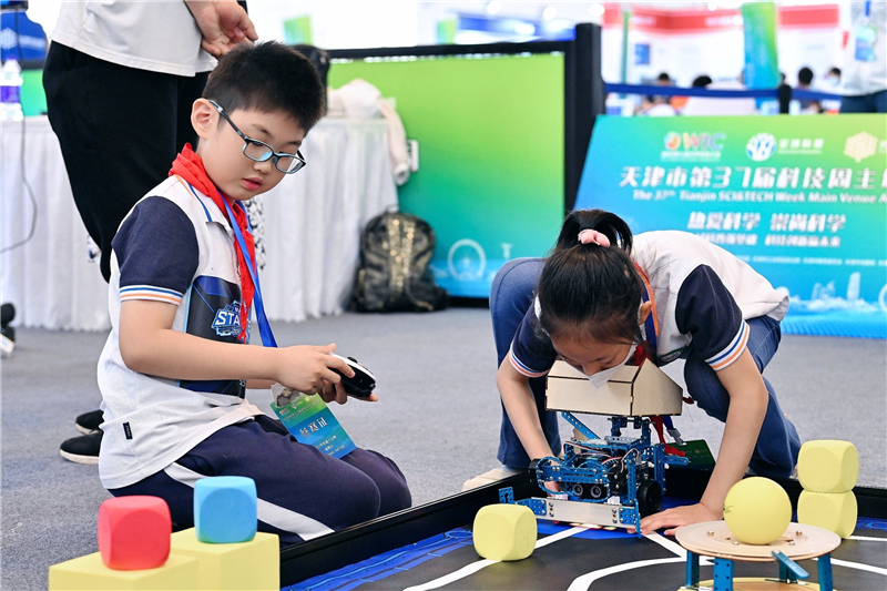 小選手調試機器人。天津市科學技術館供圖