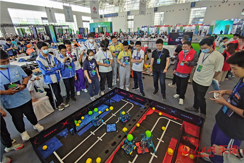 青少年参与机器人竞赛。人民网记者 孙一凡摄