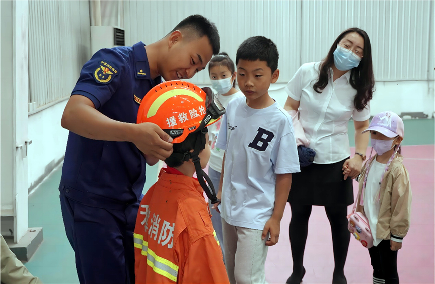 孩子穿上消防服，成为“小小消防员”。中冶天工供图