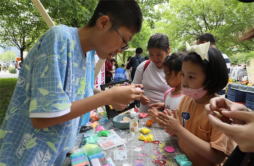 孩子们逛儿童市集，感悟劳动之美。天津市少年儿童活动中心供图