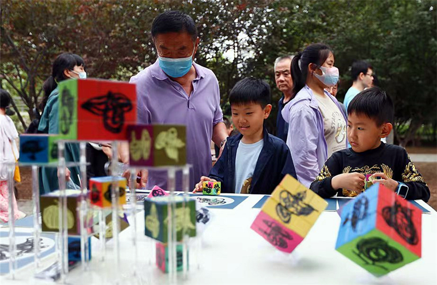 孩子们逛儿童市集，感悟劳动之美。天津市少年儿童活动中心供图