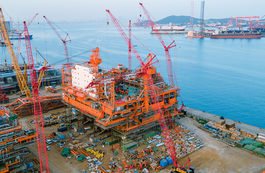 渤海灣首個千億方大氣田中心平台建造完成。海油工程供圖