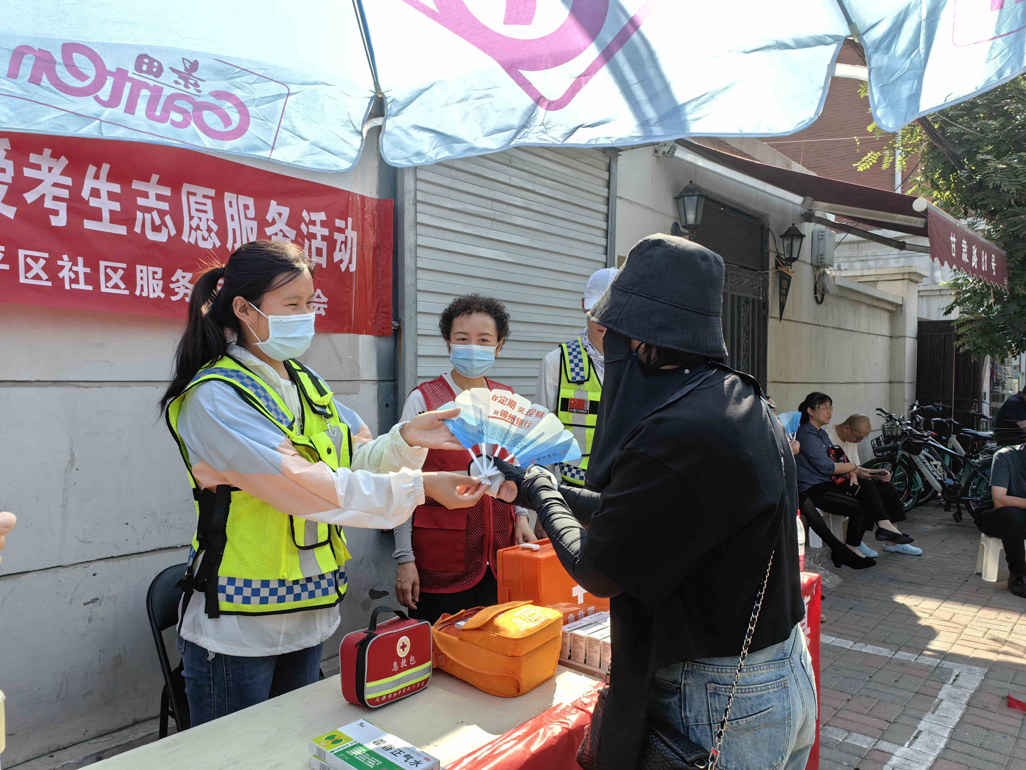 社区志愿者在天津市汇文中学为高考生及家长提供保障服务。人民网记者 李丹摄