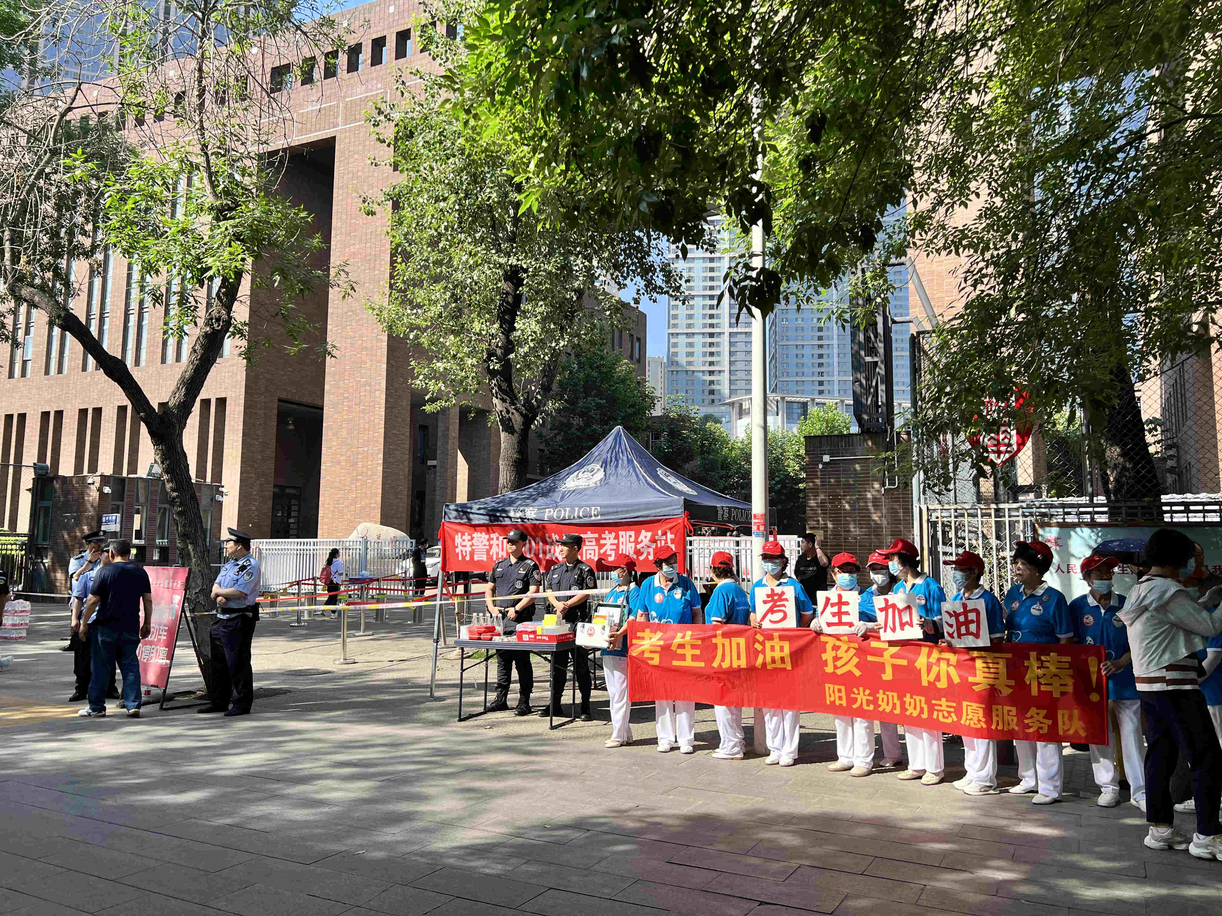 天津市和平区新兴街阳光奶奶志愿者连续16年为高考考生助力。人民网记者 张静淇摄