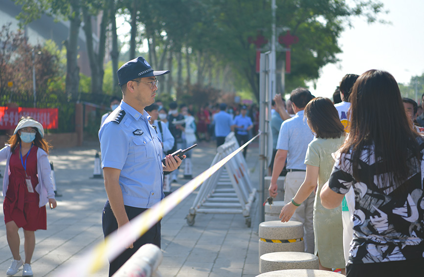 民警在考场外维持秩序。天津公安供图