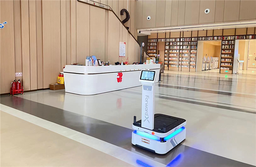 “智能搬运机器人”在中新友好图书馆上线。中新友好图书馆供图