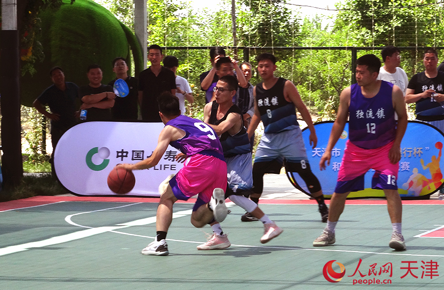 天津市和美乡村篮球大赛静海区独流镇镇级海选赛开赛。人民网记者 孙一凡摄