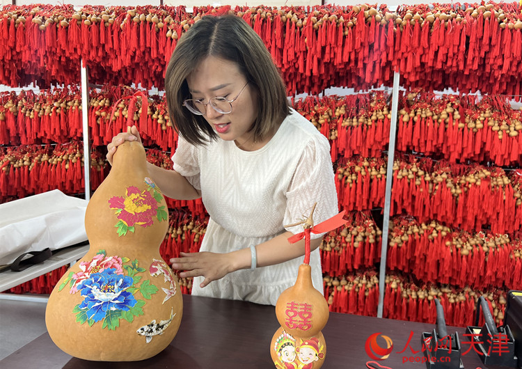 除了燙畫葫蘆，朱娜還制作出工藝更為復雜、收益也更為可觀的景泰藍掐絲葫蘆。 人民網記者 孫翼飛攝