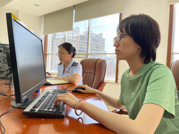 南開大學經濟學院學生在實習崗位工作。天津市河西區稅務局供圖