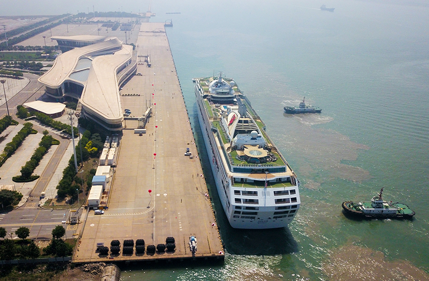 利比里亚籍“梦想”号邮轮靠泊天津国际邮轮母港。东疆边检站供图