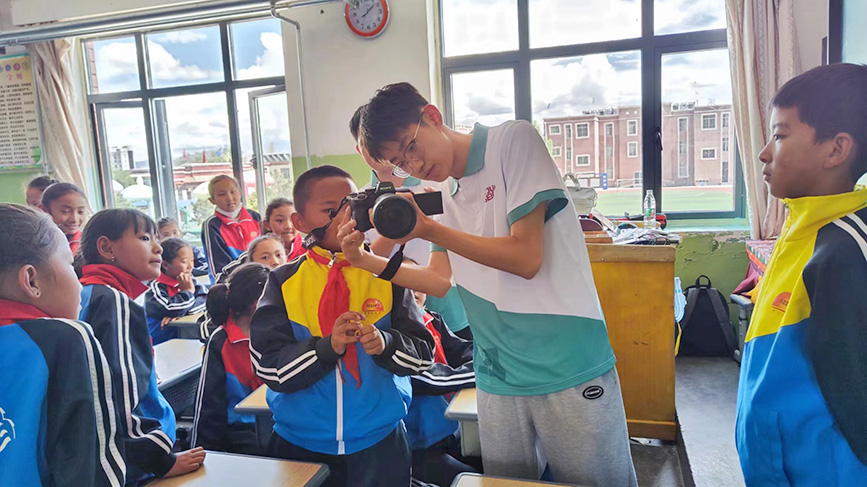 天津大學暑期社會實踐隊師生在西藏日喀則送課進校園。黃暢攝