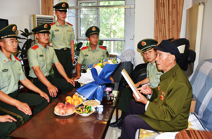 官兵聆听薛老讲传统、话初心，一同回忆那段峥嵘岁月。赵智阳摄