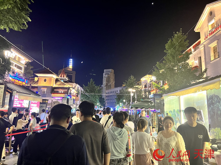 迎着夏夜晚风，意式风情街里的人们摩肩擦踵、意兴高涨。人民网记者 孙翼飞摄