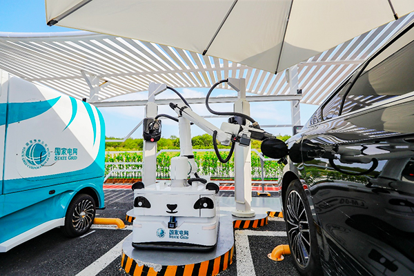 天津滨海于家堡双碳创新充电站自动充电机器人开展工作。国网天津电力供图